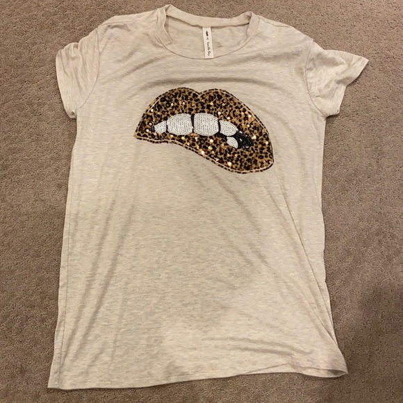Vanilla Bay Tops - Small Vanilla Bay Sequence Lip T-shirt